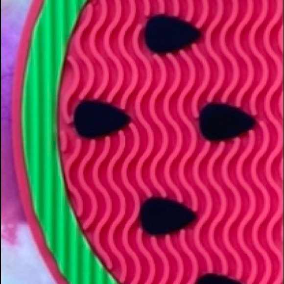 NIP Silicone Watermelon Shaped Brush Cleaner 🍉 💚🍉 - Picture 3 of 4